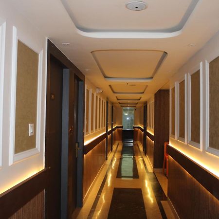 Hotel Gold Stone Канпур Екстериор снимка