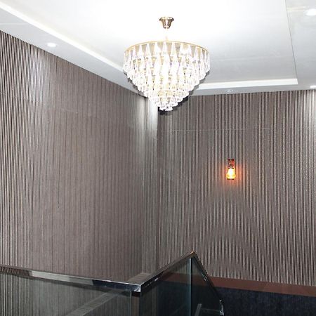 Hotel Gold Stone Канпур Екстериор снимка