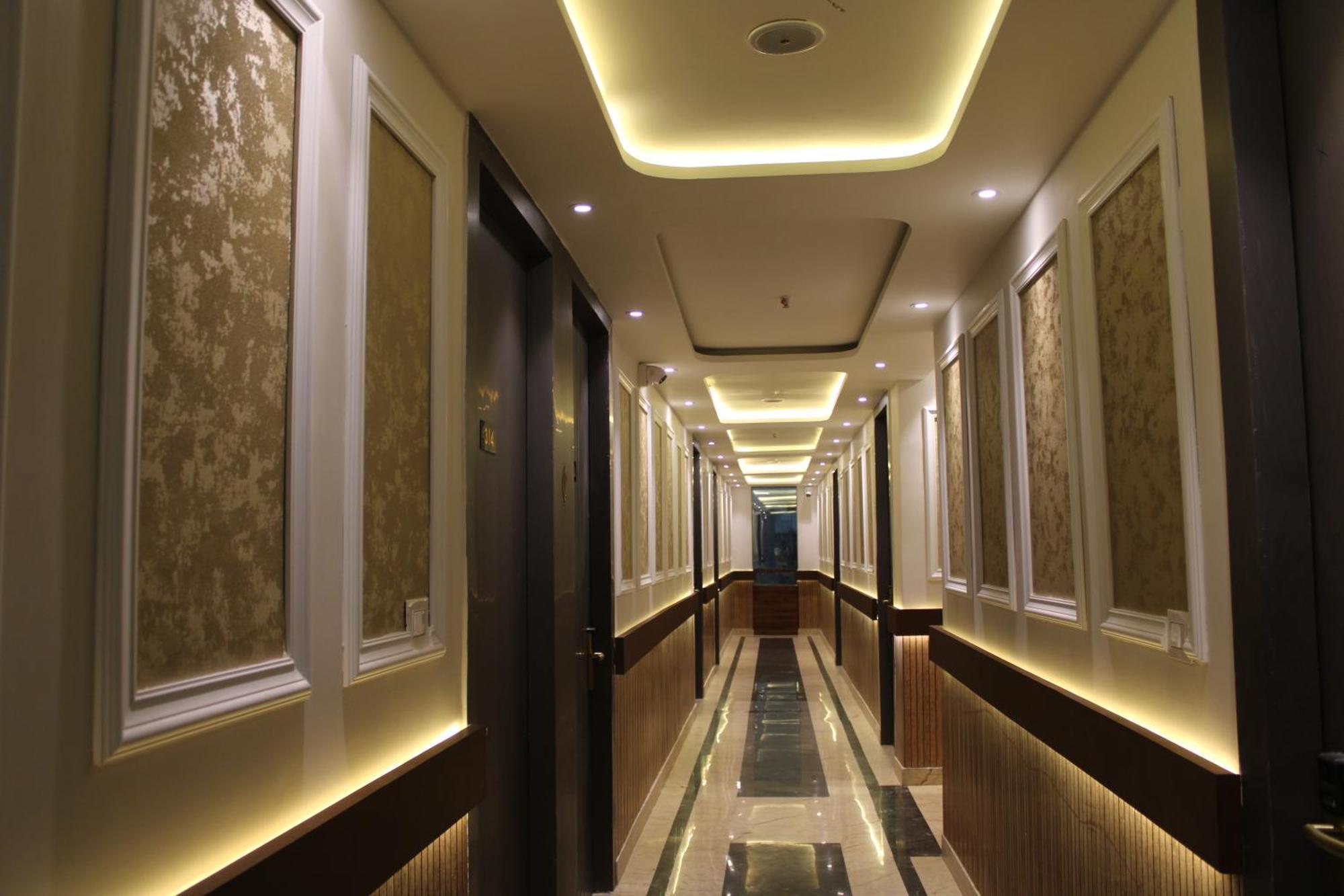 Hotel Gold Stone Канпур Екстериор снимка