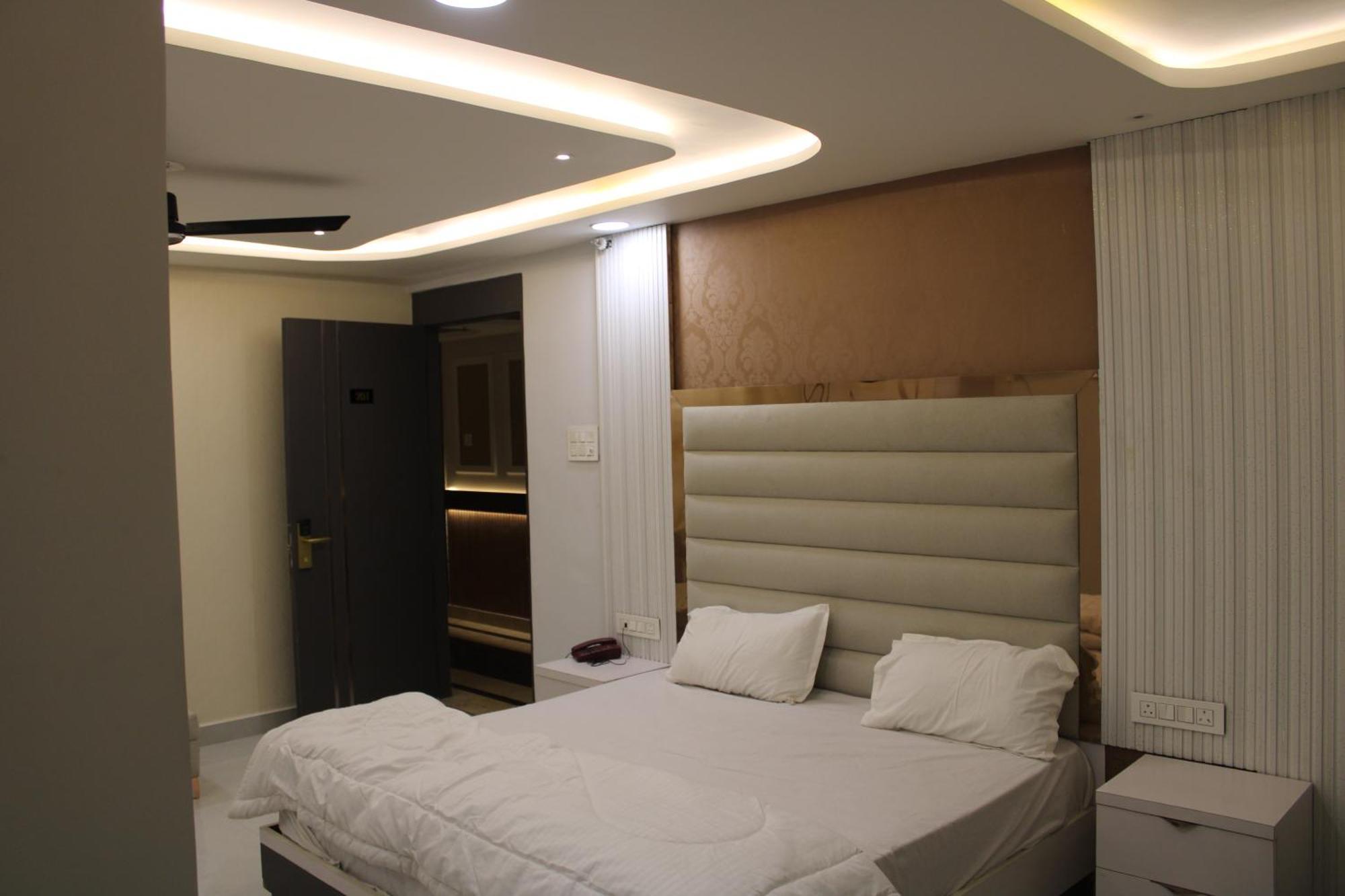Hotel Gold Stone Канпур Екстериор снимка
