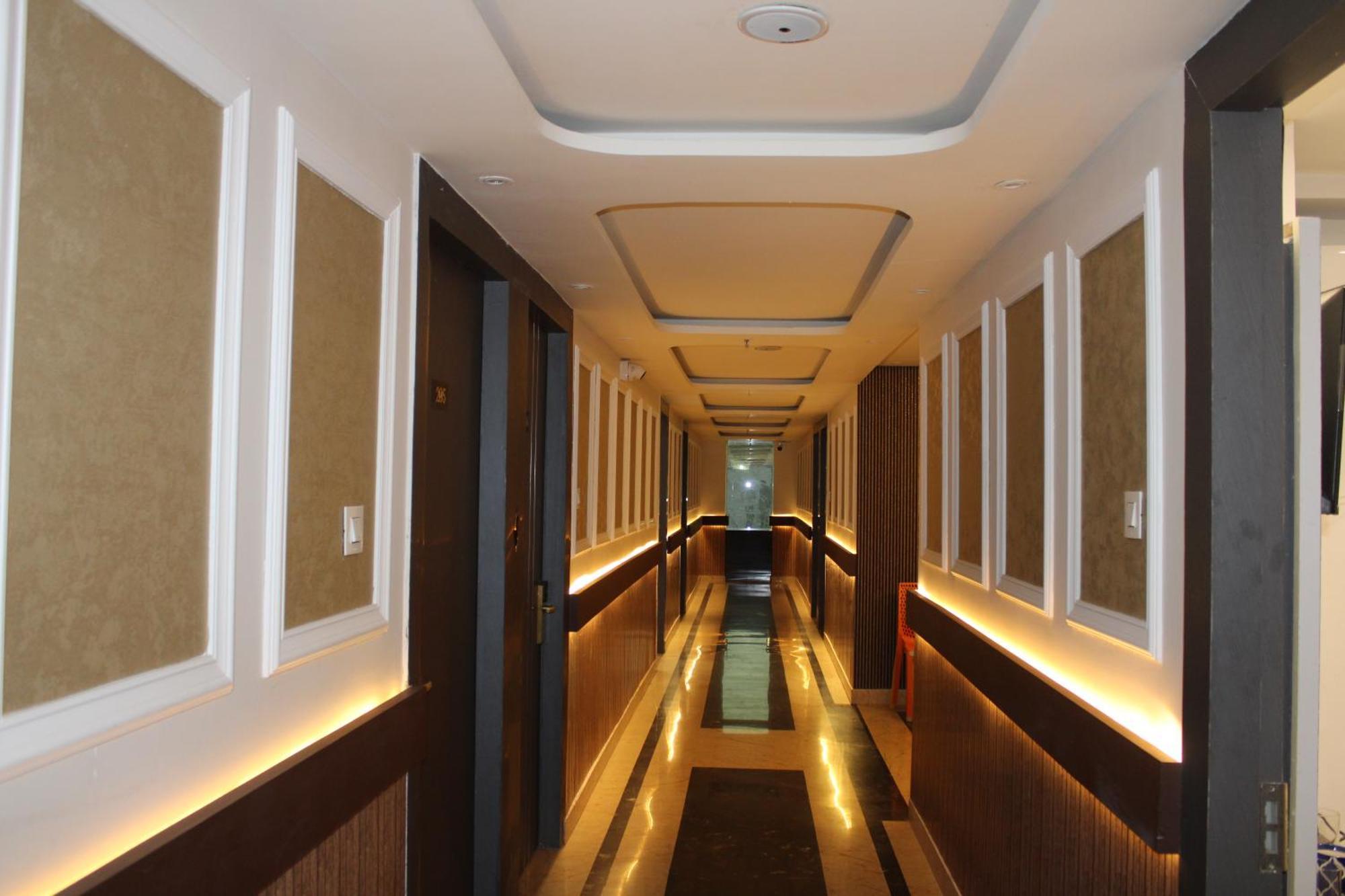Hotel Gold Stone Канпур Екстериор снимка