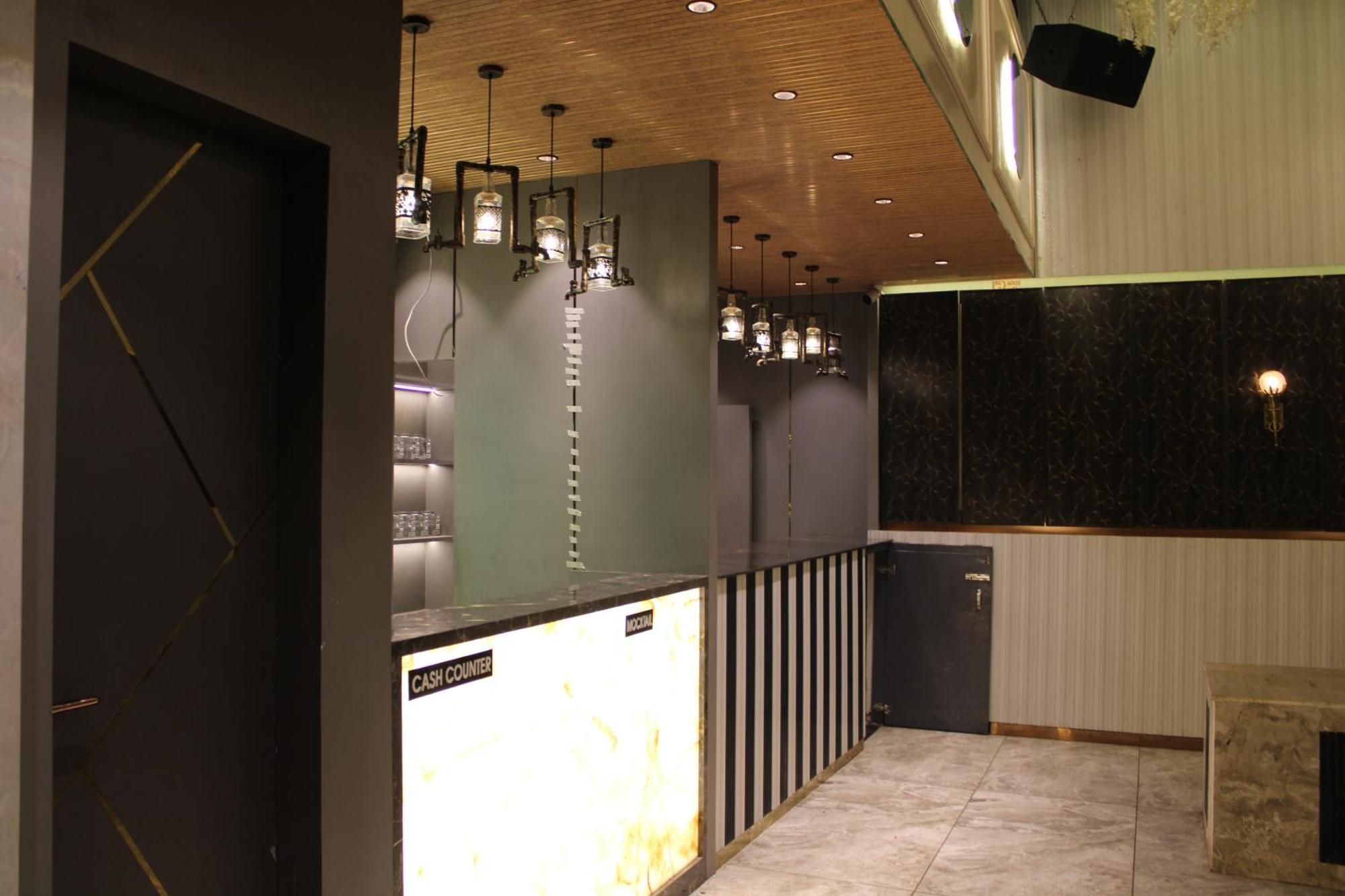 Hotel Gold Stone Канпур Екстериор снимка