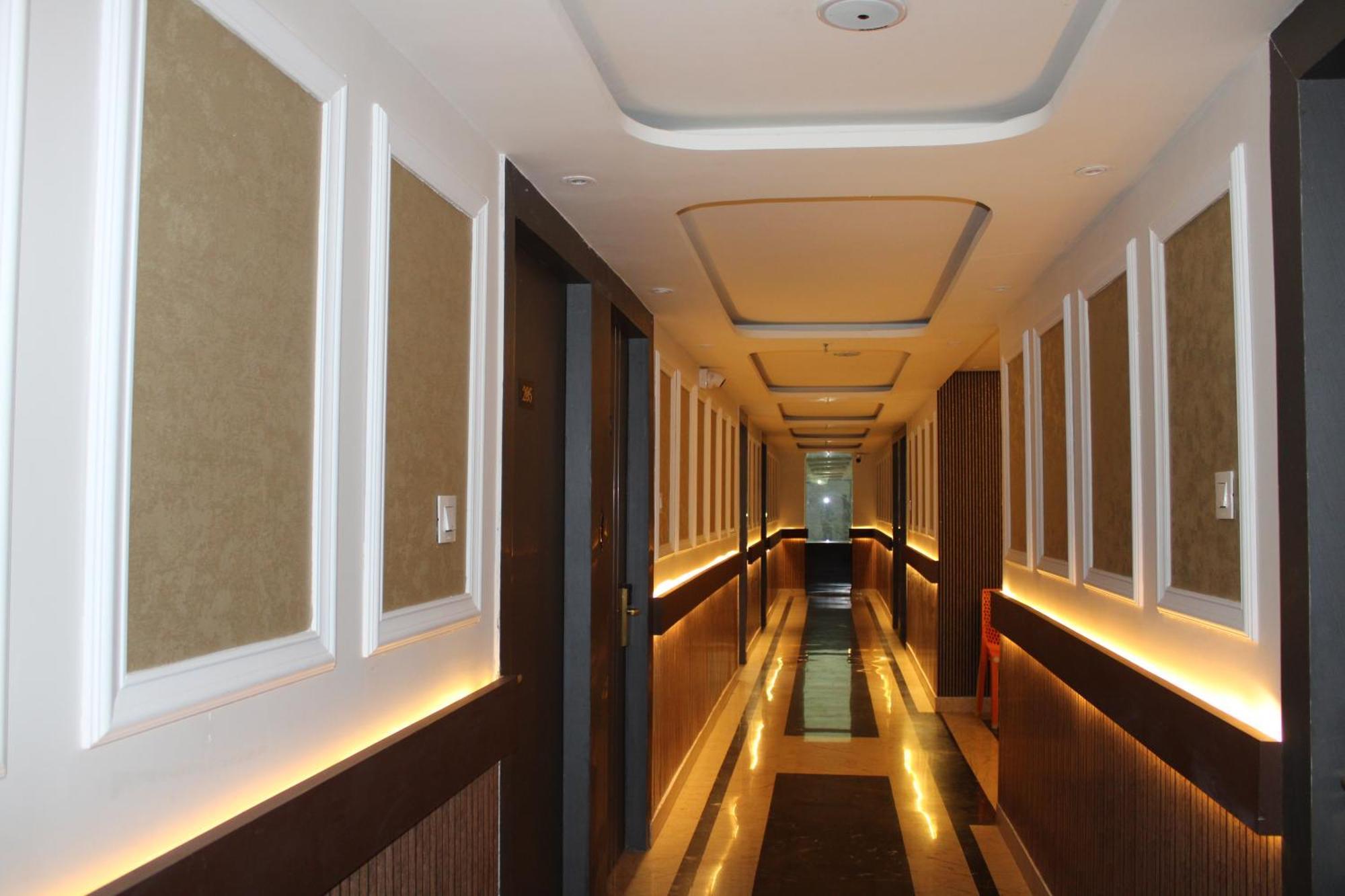 Hotel Gold Stone Канпур Екстериор снимка