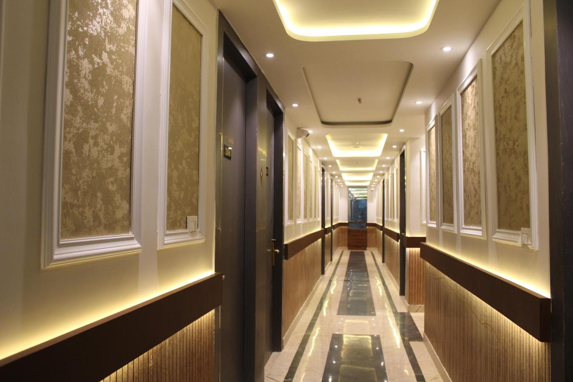 Hotel Gold Stone Канпур Екстериор снимка