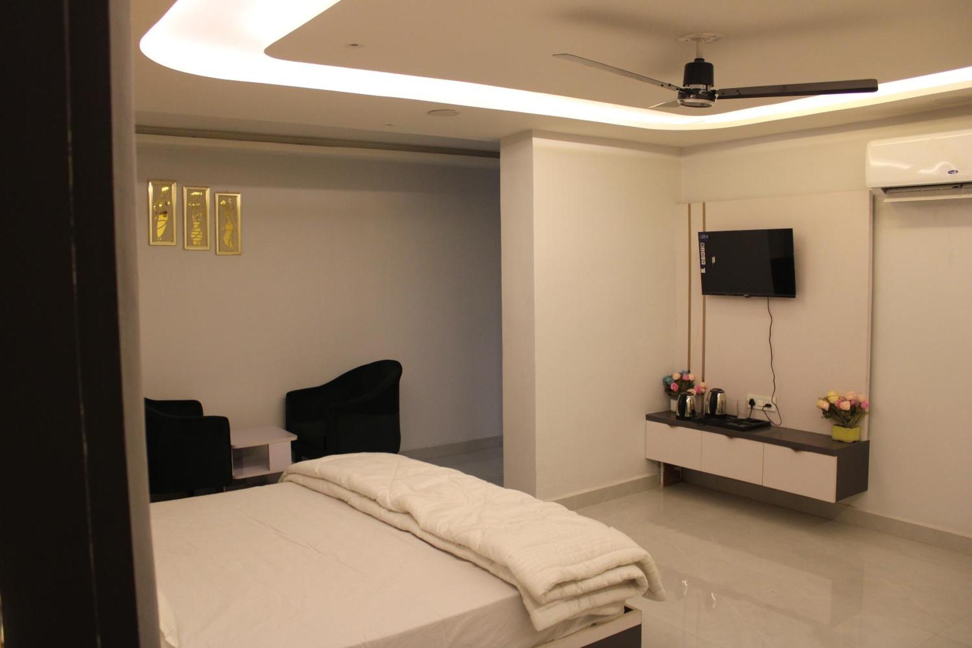Hotel Gold Stone Канпур Екстериор снимка