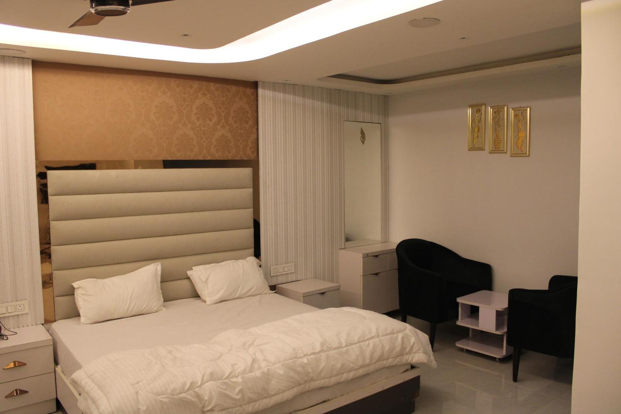 Hotel Gold Stone Канпур Екстериор снимка